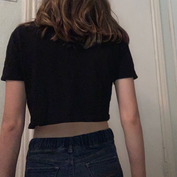 Cropped shirt with sewn on pin - Picture 3 of 5